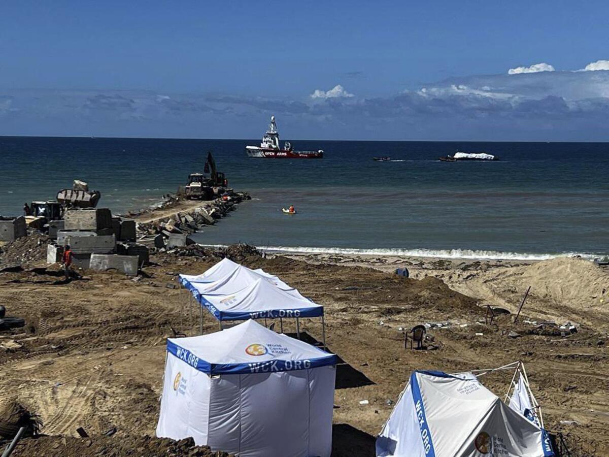 En esta imagen, distribuida por el ejército de Israel, una embarcación que transporta ayuda