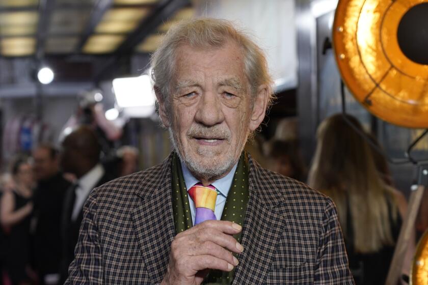 Ian McKellen posa a su llegada al estreno europeo de The Critic, en Londres, el lunes 2 de septiembre de 2024. (Foto AP/Alberto Pezzali)