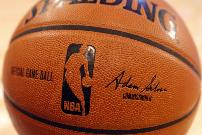 ARCHIVO - Foto del primero de febrero del 2014, el logo de la NBA en un balón durante un partido. (AP Foto/Jason DeCrow, Archivo)