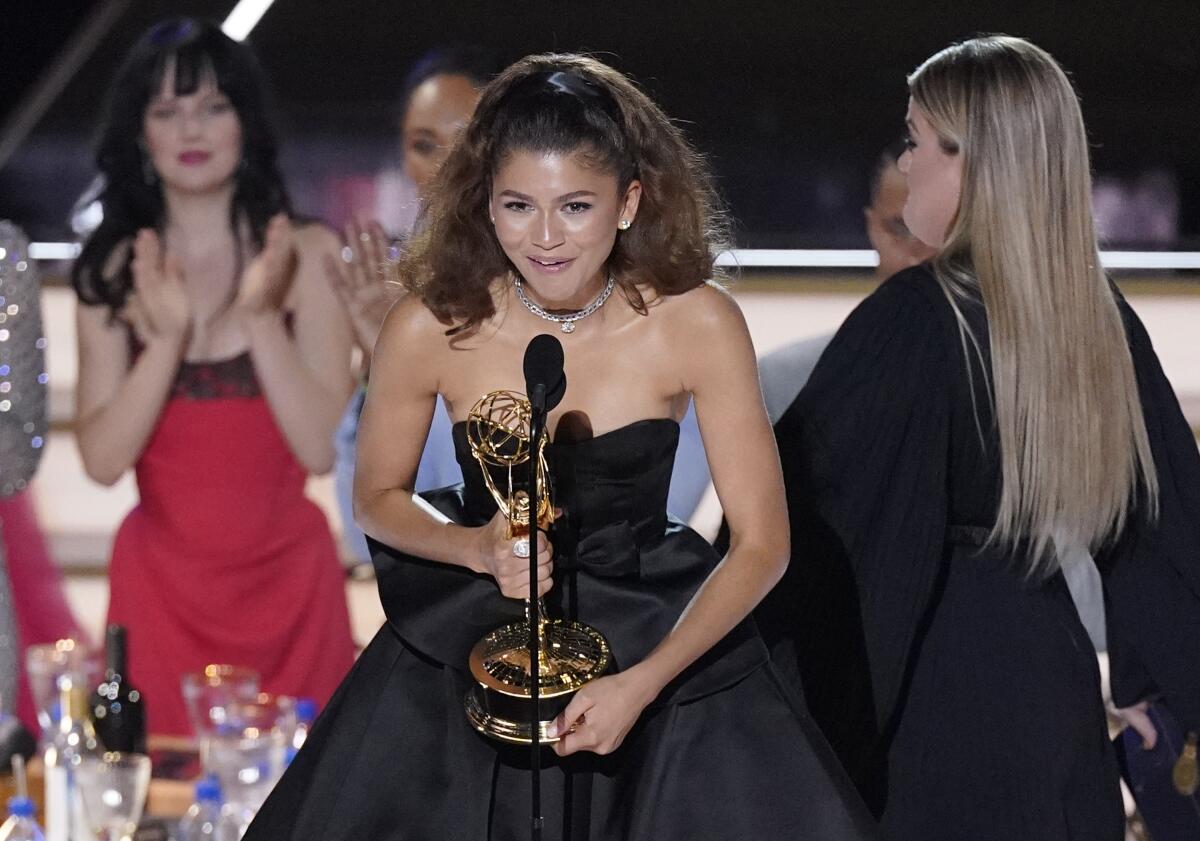 Zendaya acepta el Emmy a la mejor actriz principal en una serie dramática por "Euphoria" en la 