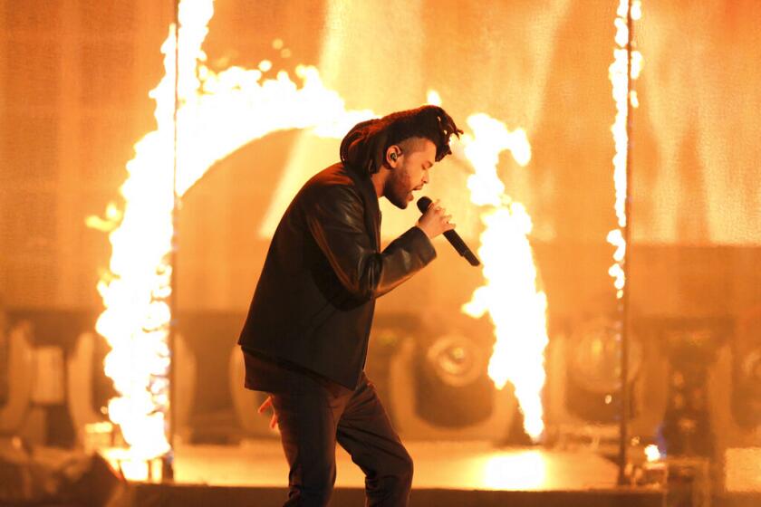 ARCHIVO - The Weeknd canta en la ceremonia de los American Music Awards 