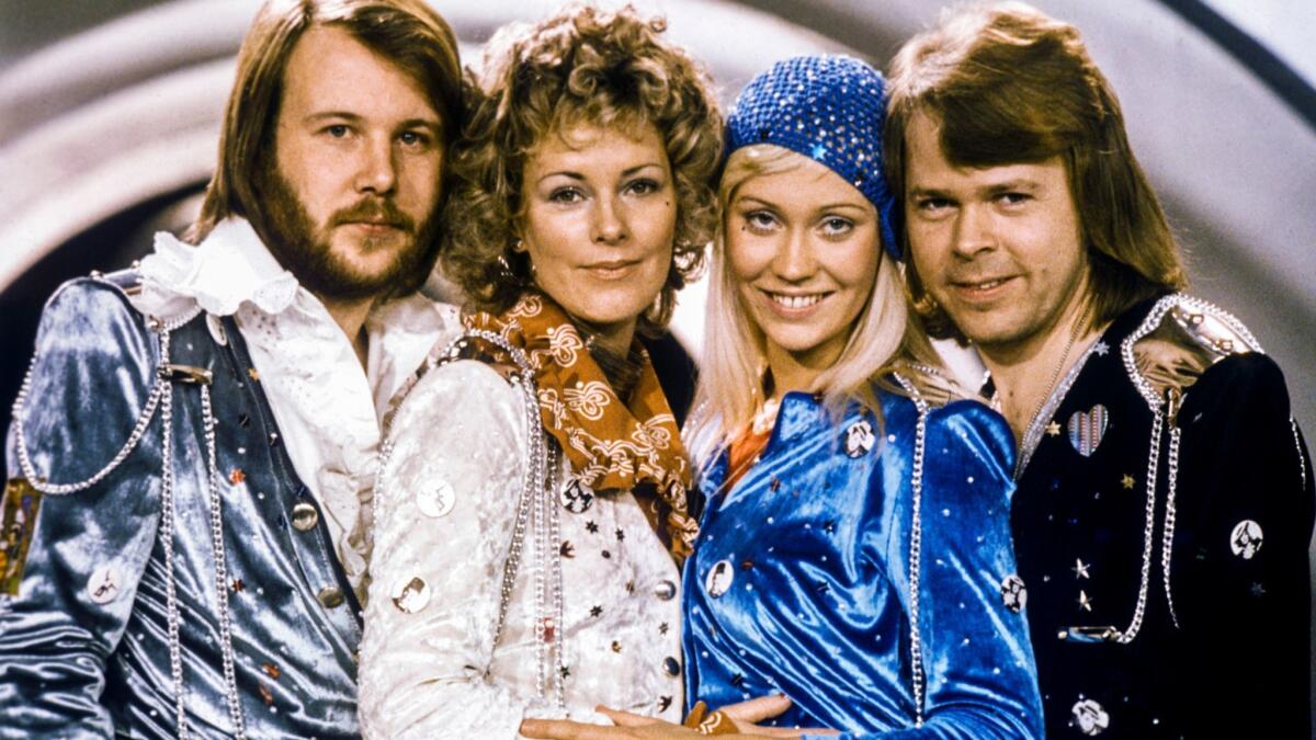 La banda sueca Abba, de izq. a der.: Benny Andersson, Anni-Frid Lyngstad, Agnetha Faltskog y Bjorn Ulvaeus posan tras ganar en la sección sueca del concurso Eurovision con su canción "Waterloo" en una fotografía de archivo del 9 de febrero de 1974.