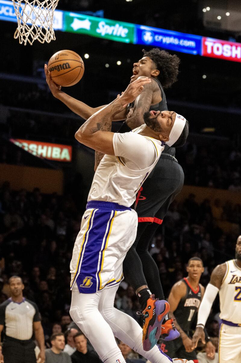 Lakers forveti Anthony Davis, Houston Rockets guardı Jalen Green'in suratına dirsek atıyor.