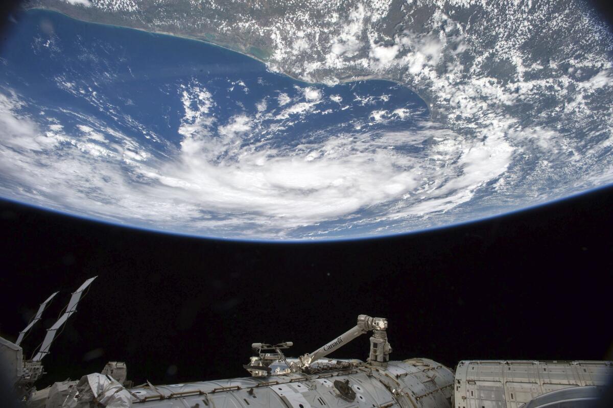 Fotografía facilitada por la Agencia Espacial de EEUU (NASA), en la que se muestra una tormenta tropical sobre el Golfo de México aproximándose a la costa de los Estados Unidos.