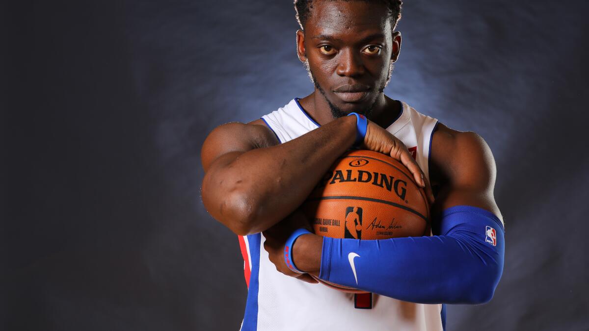 Clippers re-sign guard Reggie Jackson