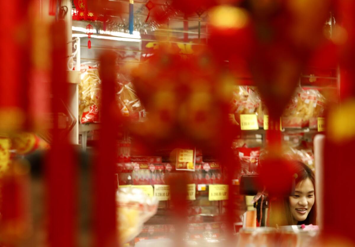 The History behind Gifting Red Envelopes during Chinese New Year - LAT  Multilingual