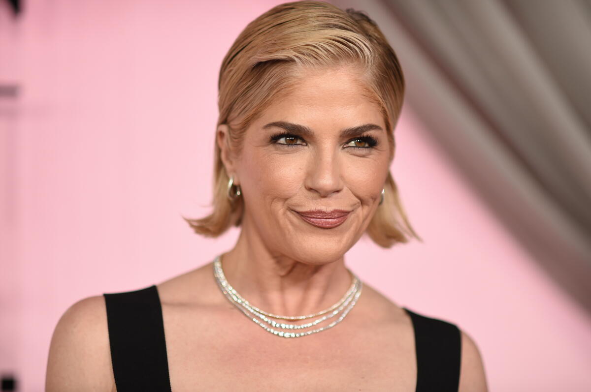 Selma Blair arrested, accused of injuring flight crew - Los Angeles Times