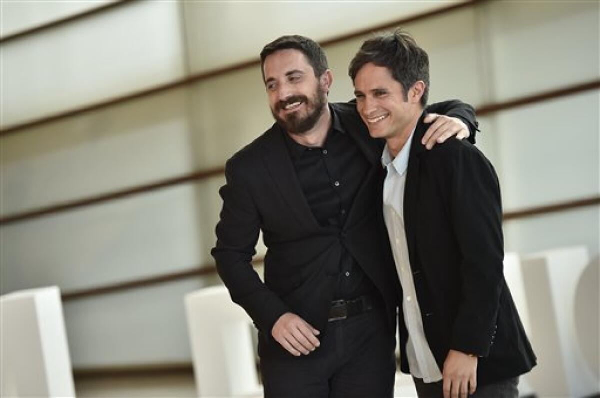 El director chileno Pablo Larraín, a la izquierda, posa con el actor mexicano Gael García Bernal con motivo de la presentación de su film ''Neruda" en el Festival de Cine de San Sebastián, el sábado 17 de septiembre del 2016 en San Sebastián, España.