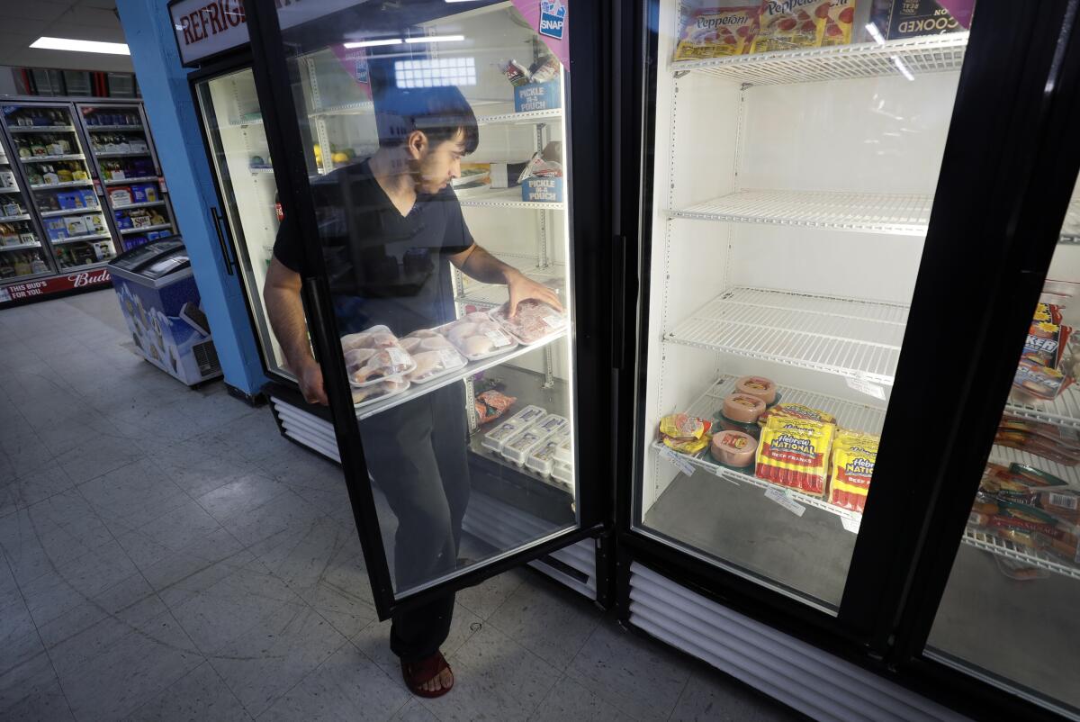 Hardik Kalra coloca carne en el refrigerador de un supermercado en Des Moines, Iowa, EE.UU, 29 de mayo de 2020. Los precios de la carne, los huevos y otros alimentos han aumentado bruscamente en Estados Unidos debido a la pandemia.