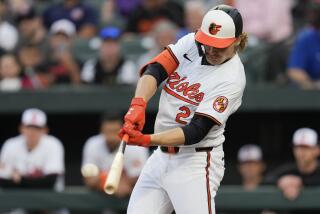 Gunnar Henderson, de los Orioles de Baltimore, batea un jonrón ante los Mellizos de Minnesota, en el juego del martes 16 de abril de 2024 (AP Foto/Jess Rapfogel)