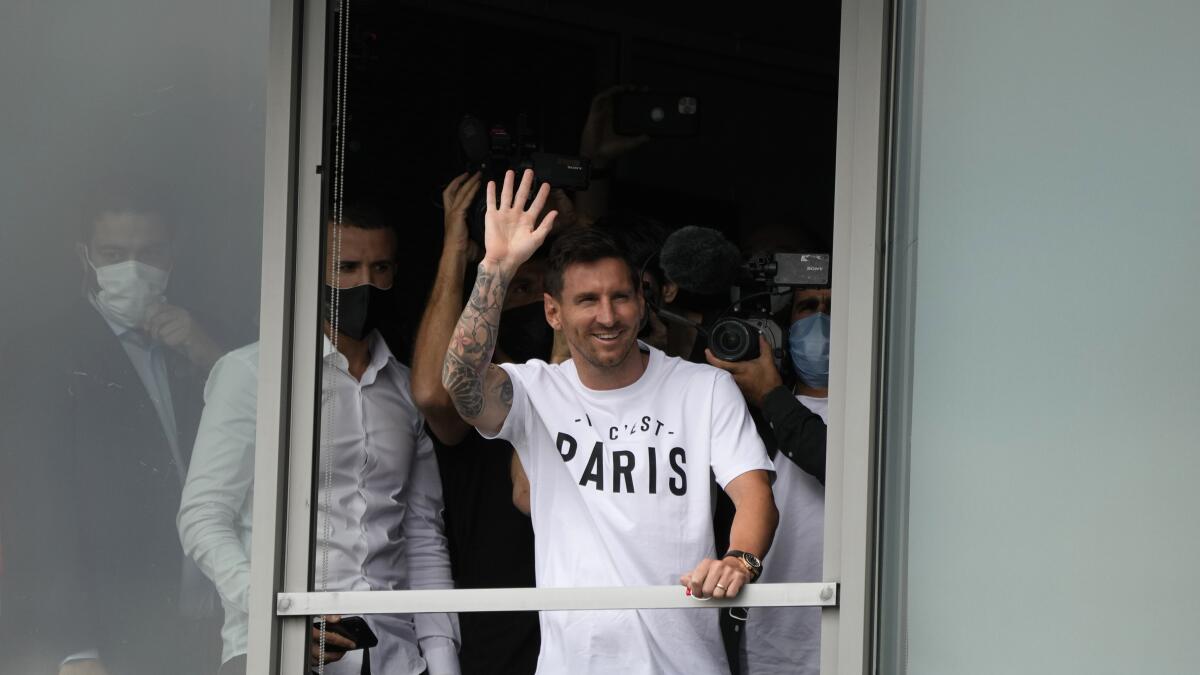 Lionel Messi signs contract with Paris Saint-Germain - Los Angeles Times