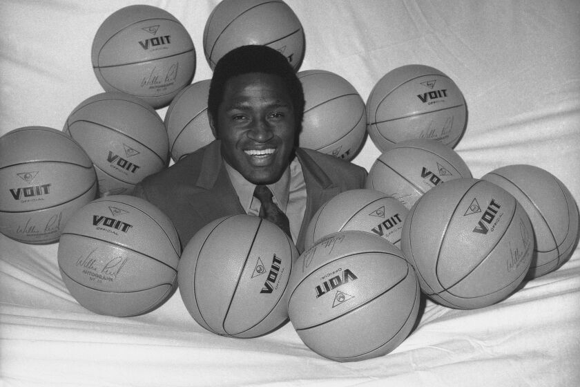 ARCHIVO - Willis Reed, jugador de los Knicks de Nueva York, posa rodeado de pelotas de baloncesto, el 14 de mayo de 1970. Willis Reed, dos veces campeón de la NBA con los Knick. (AP Foto/Anthony Camerano)