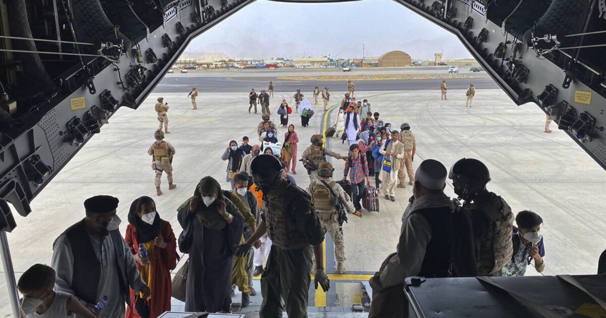 Americans faced Taliban, airport chaos in scramble to evacuate Afghanistan Americans faced Taliban, airport chaos in scramble to evacuate Afghanistan