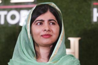 ARCHIVO - Malala Yousafzai llega a HISTORYTalks el 24 de septiembre de 2022 en DAR Constitution Hall en Washington. Yousafzai, premio Nobel, trabaja en un nuevo libro de memorias, será la más reciente obra de la joven activista de Pakistán, conocida por su defensa de la educación de las nias y por sobrevivir a un intento de asesinato por parte de los talibanes. (Foto AP/Nathan Howard, archivo)