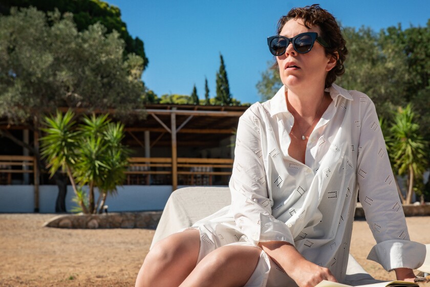 Olivia Colman sitzt auf einem Liegestuhl am Strand "Die verlorene Tochter." 