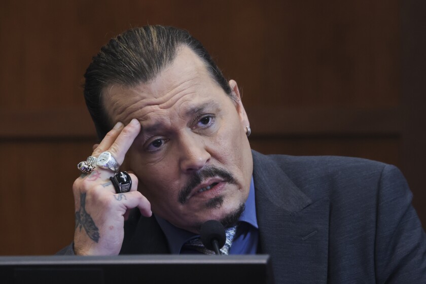 El actor Johnny Depp testifica en el Tribunal de Circuito del Condado de Fairfax en Fairfax, Virginia.