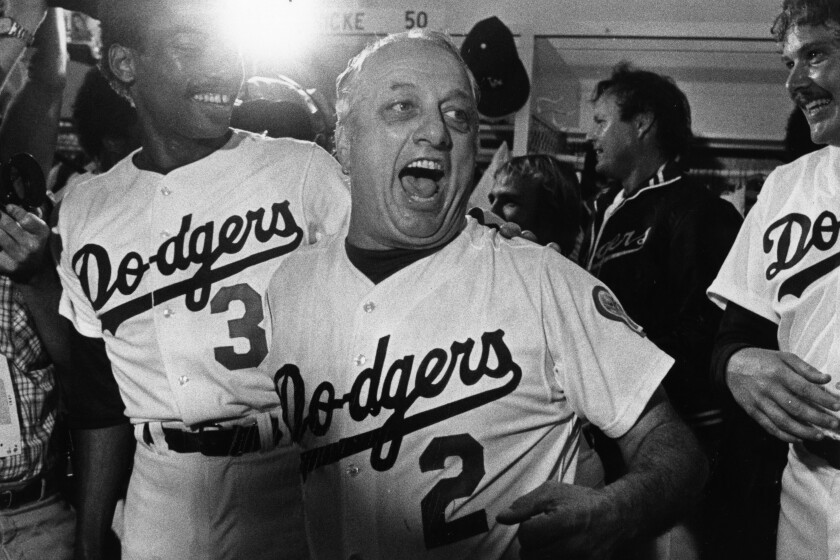 11 ottobre 1981: Tommy Lasorda, manager dei Los Angeles Dodgers, festeggia.