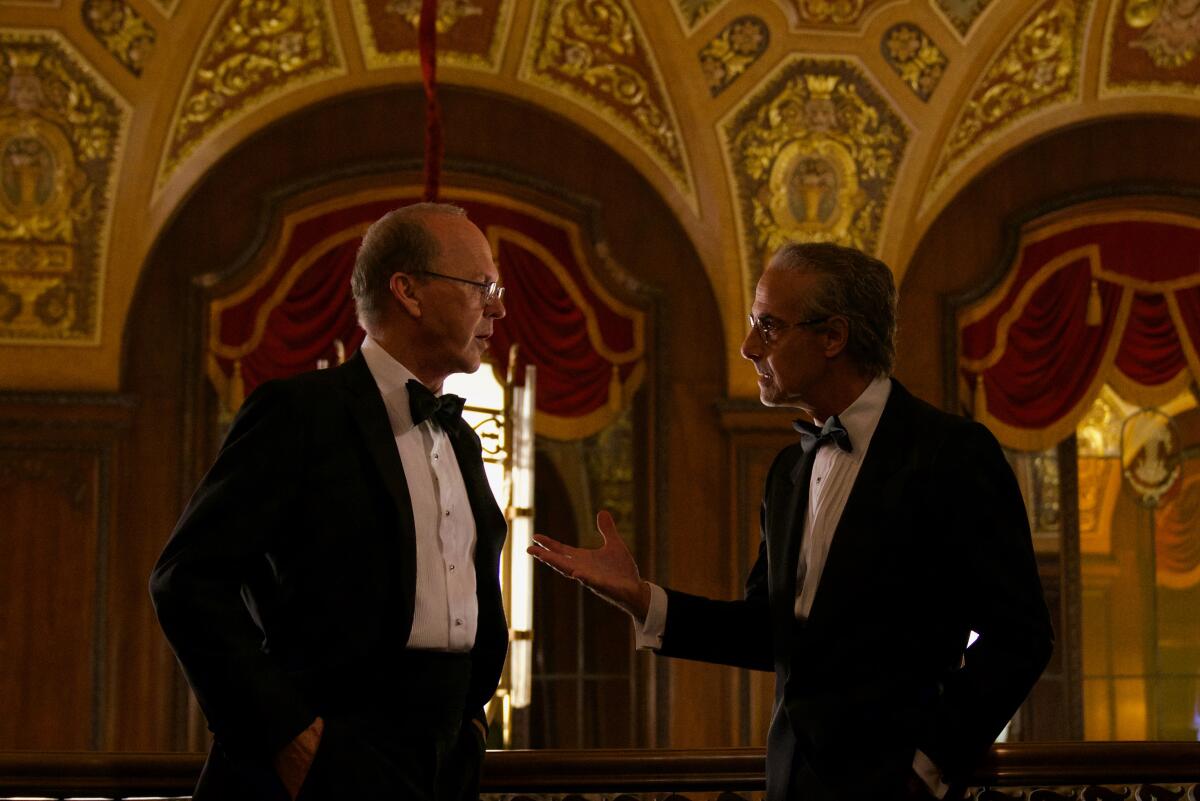 Michael Keaton (izq.) y Stanley Tucci en una escena de "Worth".