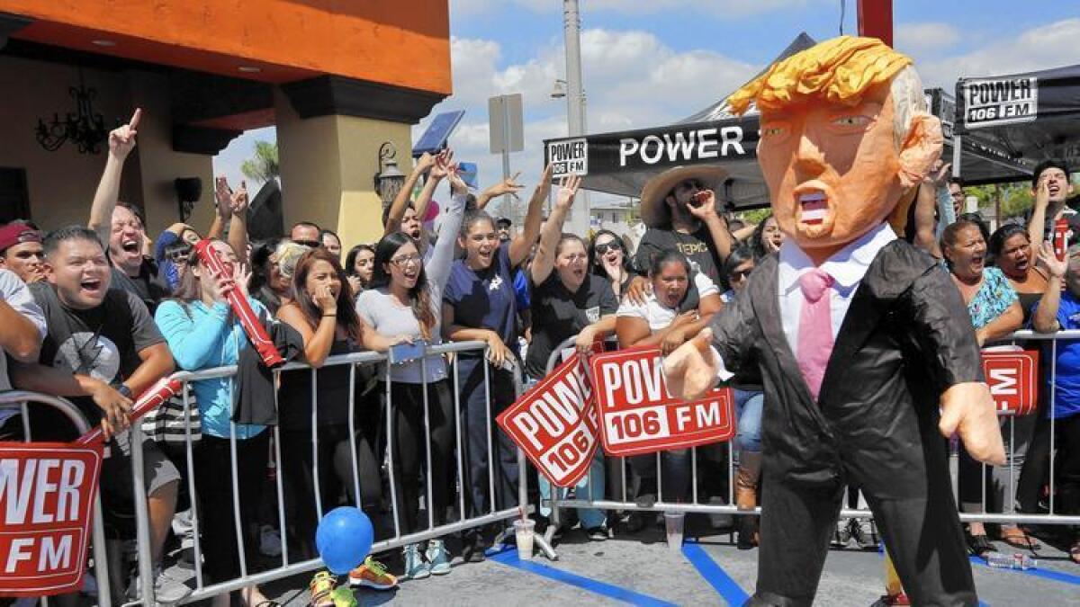 La gente le grita a una piñata de Donald Trump durante el evento "Desquítese de Trump" en Montebello, en septiembre pasado.