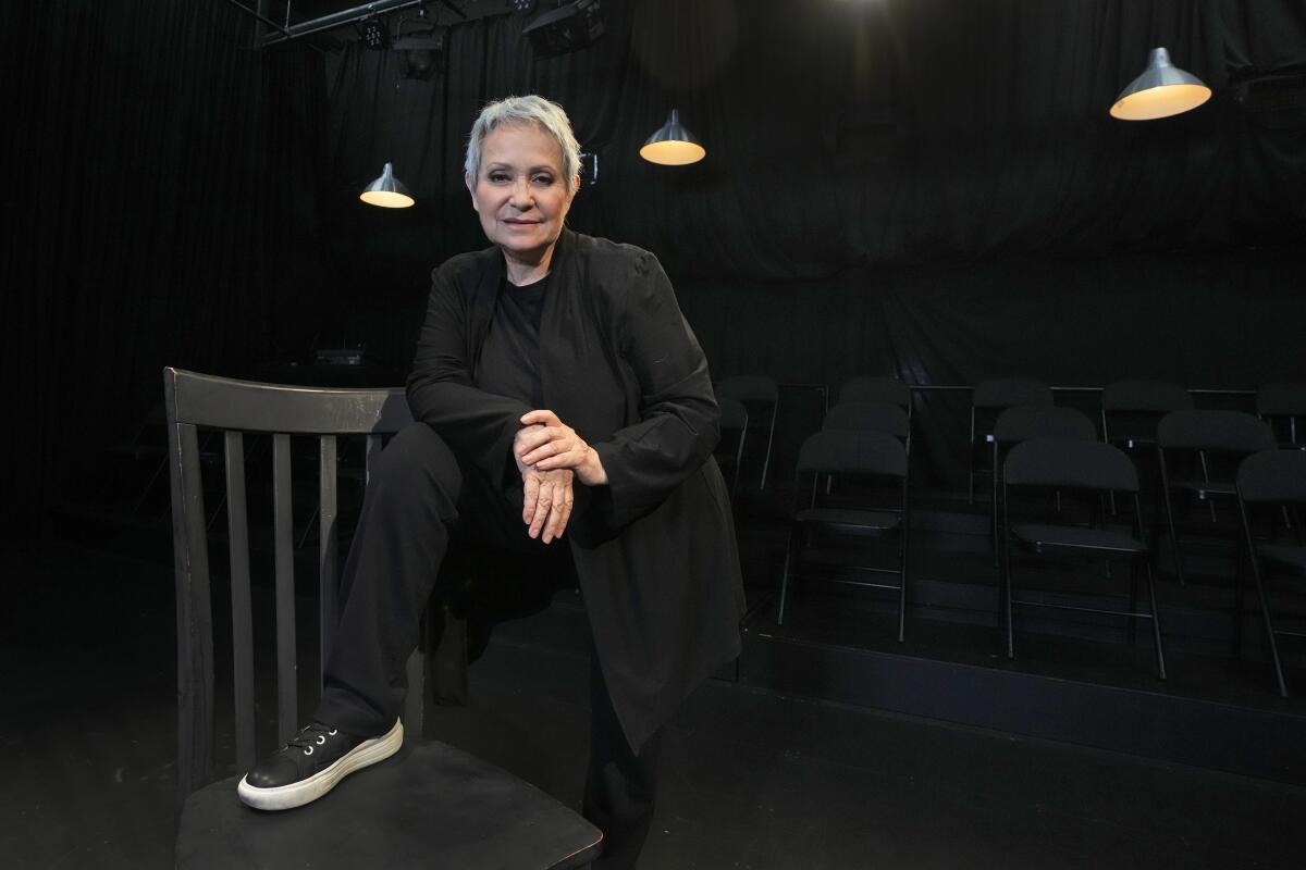 La actriz, maestra de actuación y directora mexicana Adriana Barraza posa en su estudio 