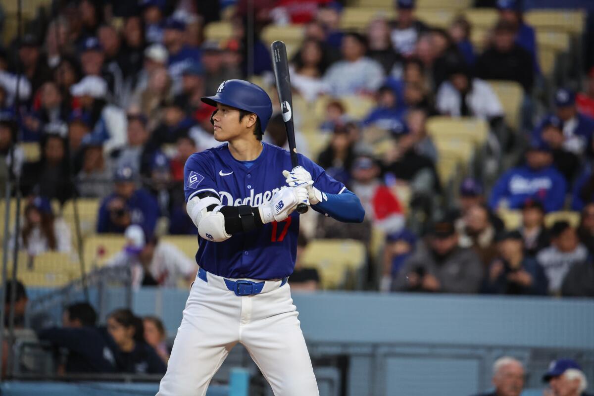Shohei Ohtani melakukan pukulan selama pertandingan latihan musim semi Dodgers melawan Angels di Stadion Dodger pada hari Senin.