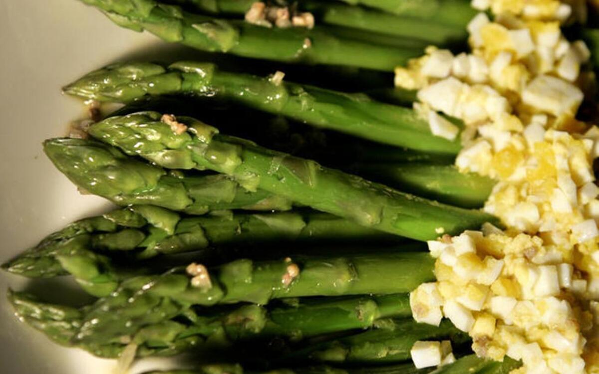 Asparagus with egg and anchovy