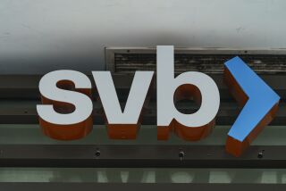El logotipo del Silicon Valley Bank puede apreciarse en una sucursal abierta, el lunes 13 de marzo de 2023, en Pasadena, California. (AP Foto/Damian Dovarganes)