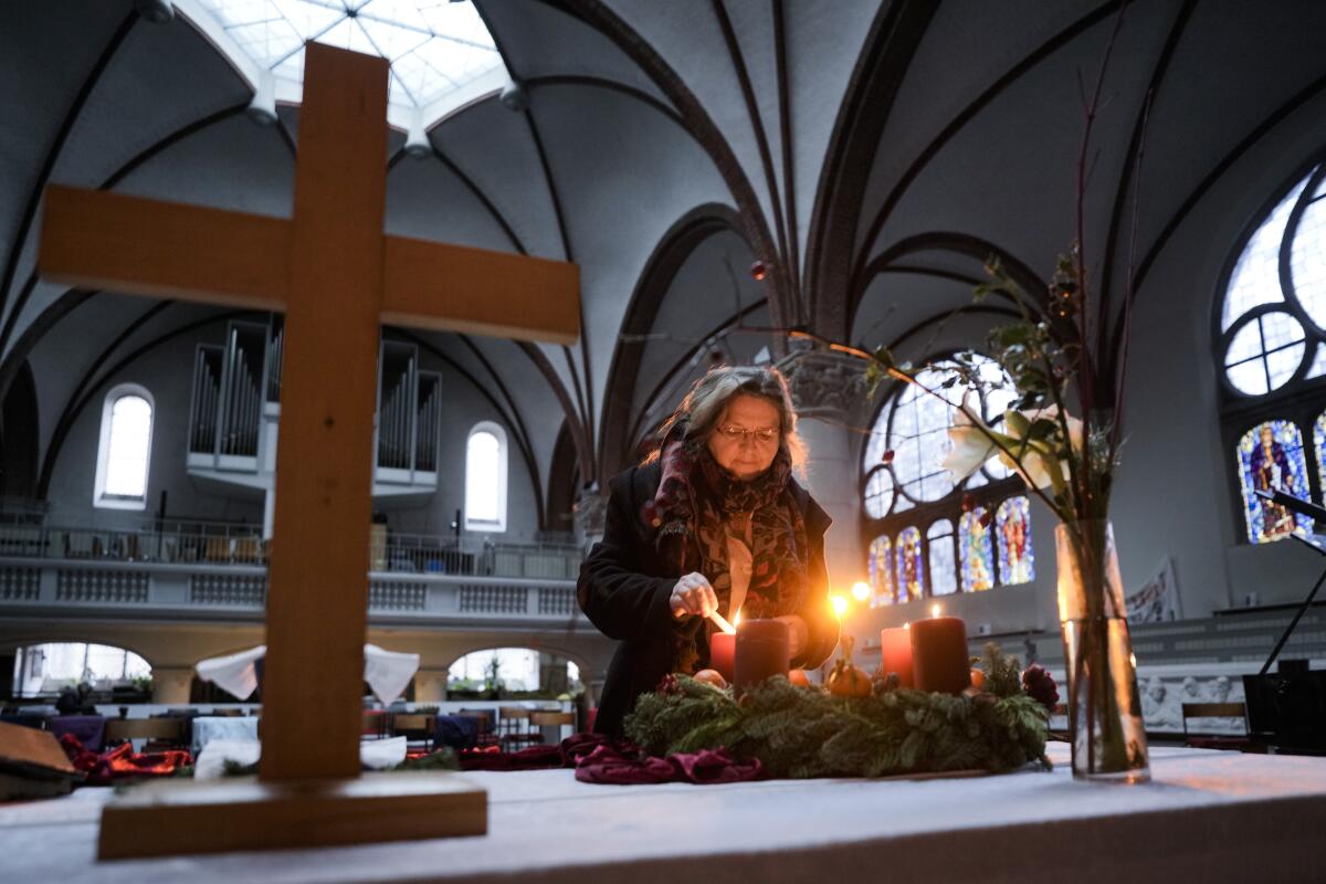 Monika Matthias, pastora de Martha-Kirchengemeinde enciende velas antes de un servicio religioso
