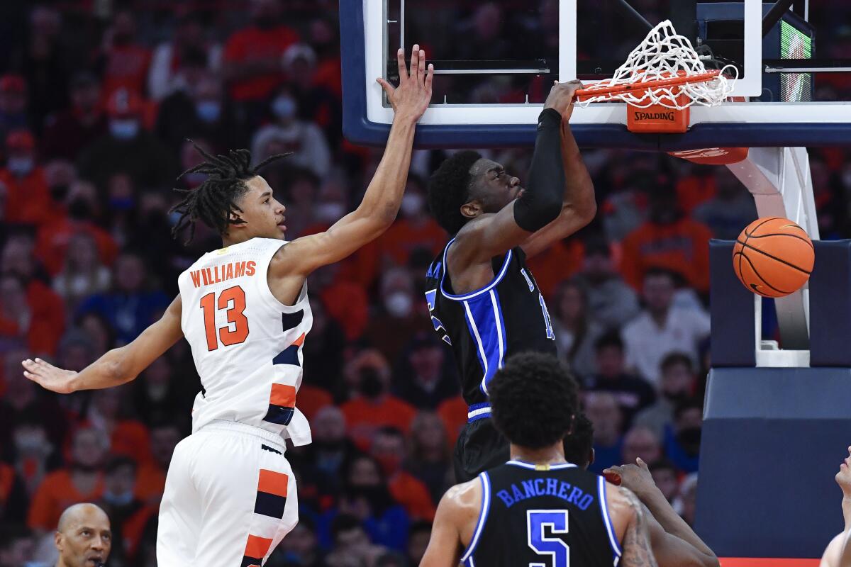 Duke's Mark Williams dunks against Syracuse's Benny Williams on Feb. 26, 2022. 