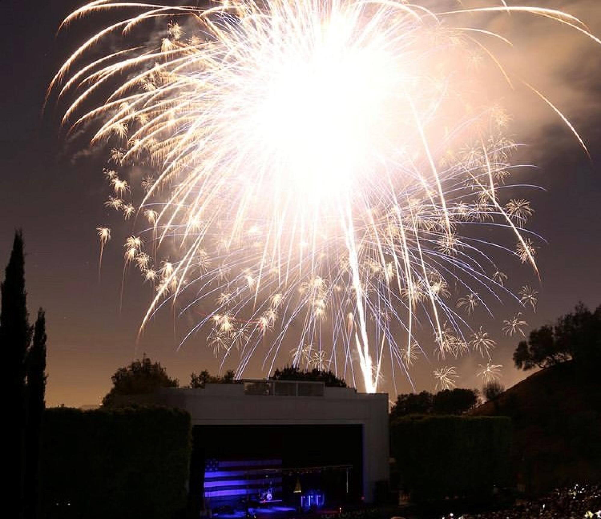 Los fuegos artificiales se disparan sobre el anfiteatro Starlight Bowl en Burbank, California.