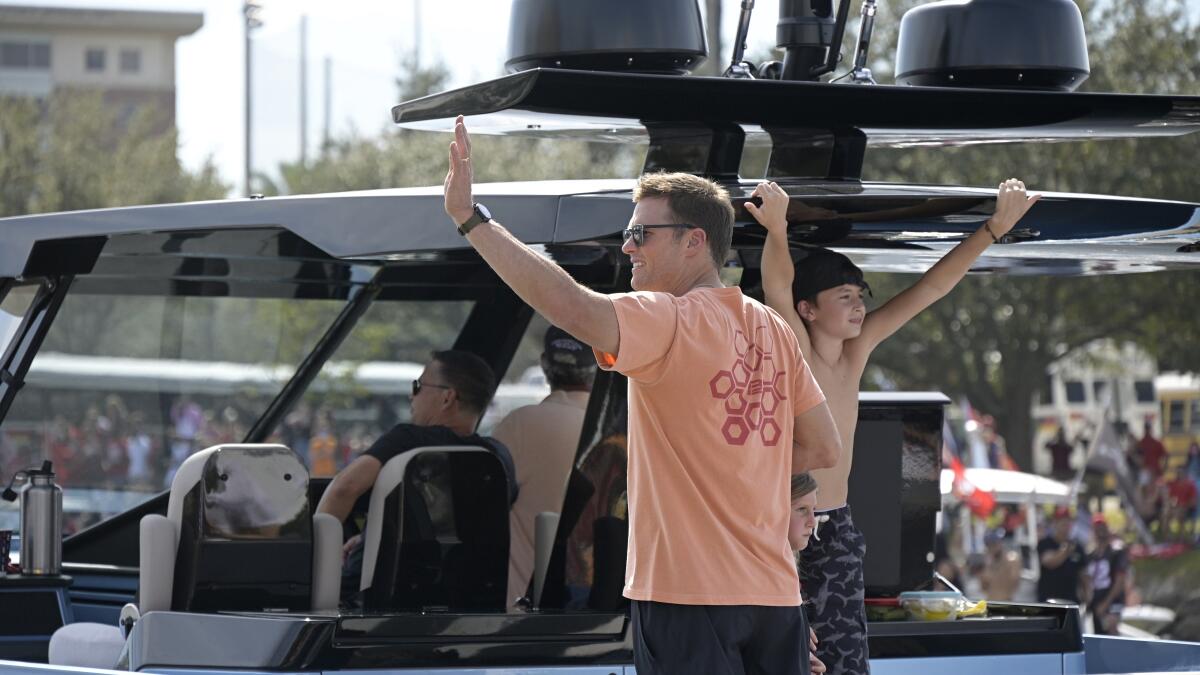 Tom Brady tosses the Lombardi over water at Buccaneers parade - Los Angeles  Times
