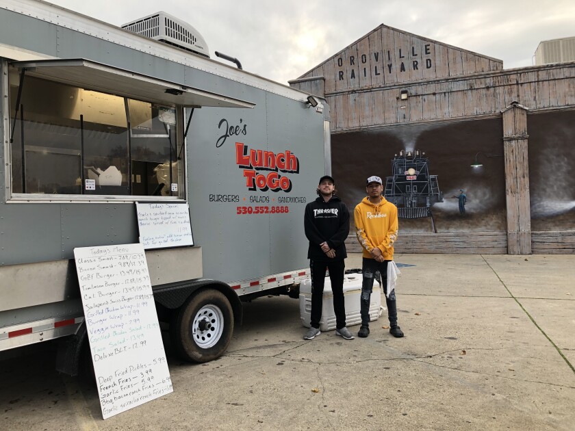 جوزف تاملینسون، سمت چپ، و پسر عمویش رابرت استیل، در مقابل کامیون غذای Joe's Lunch ToGo در مرکز شهر Oroville.