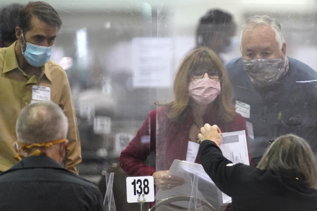 Fotografía de archivo del 20 de noviembre de 2020 de observadores revisando boletas 