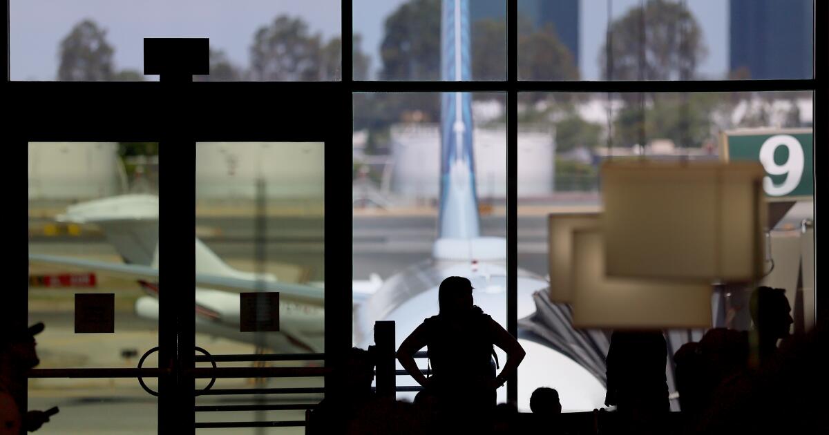 Quasi-accident à l’aéroport d’OC lorsque l’hélicoptère croise la trajectoire d’un avion à réaction United. “Ça ne marchera pas”, a déclaré le manager