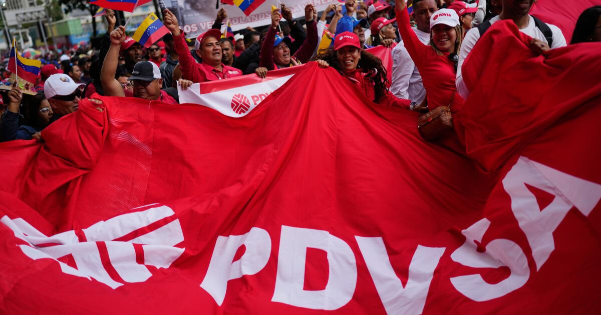 Legisladores venezuelanos votam para afrouxar o controle do governo sobre o petróleo, abandonando princípios socialistas fundamentais