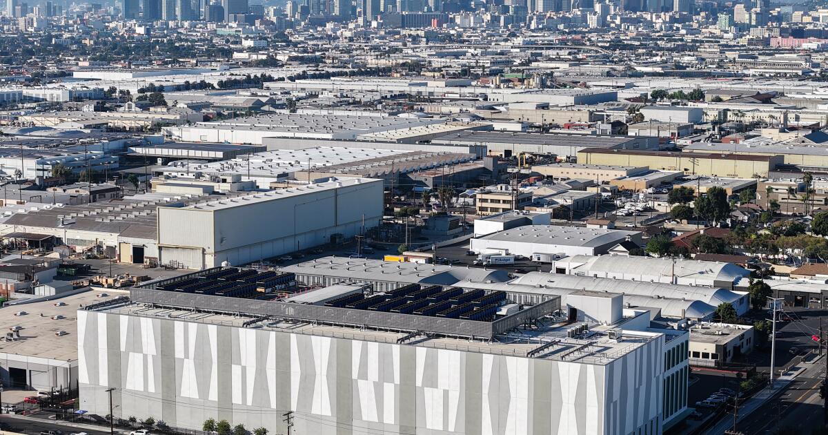 A construção de data centers caiu pela primeira vez em anos à medida que as licenças e as restrições de energia aumentaram