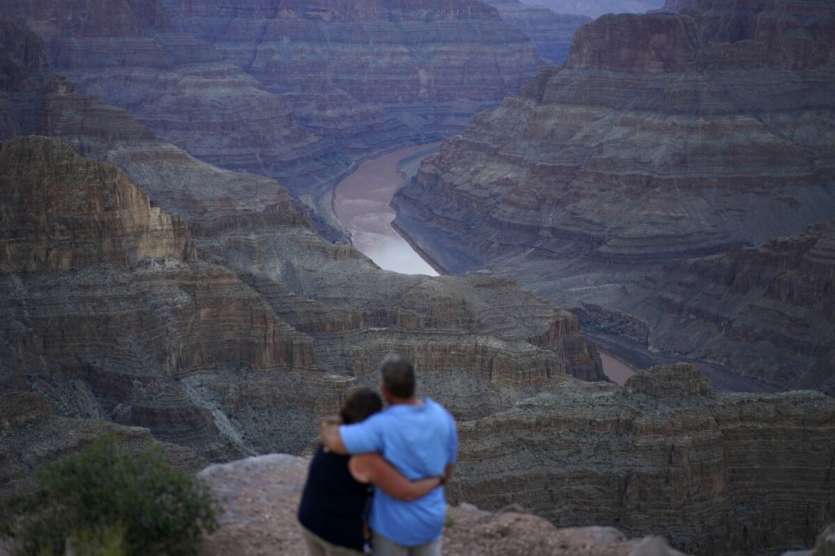 Una pareja observa el río Colorado en la reserva Hualapai del Gran Cañón en Arizona