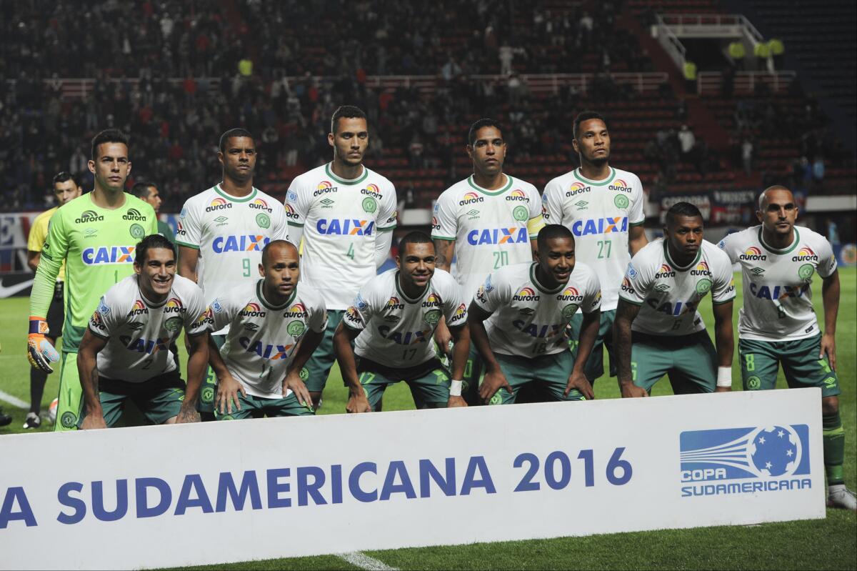 En esta foto del 2 de noviembre de 2016, los jugadores del club brasileño Chapecoense posan para una foto antes de un partido contra San Lorenzo por las semifinales de la Copa Sudamericana en Buenos Aires. Fila de arriba, de izquierda a derecha: Marcos Danilo Padilha, Bruno Rangel Domingues, Helio Hermito Zampier Neto, Cleber Santana Loureiro, Willian Thiago. Abajo, desde la izquierda: Guilherme Gimenez de Souza, Ananias Eloi Castro Monteiro, Tiago "Tiaguinho" Da Rocha Vieira, Matheus Bitencourt da Silva, Dener Assuncao Braz y Jose "Gil" Gildeixon Clemente de Paiva. Un avión en el que viajaba el club chocó el lunes, 28 de noviembre de 2016, a las afueras de Medellín, Colombia. (AP Photo/Gustavo Garello) ** Usable by HOY, ELSENT and SD Only **