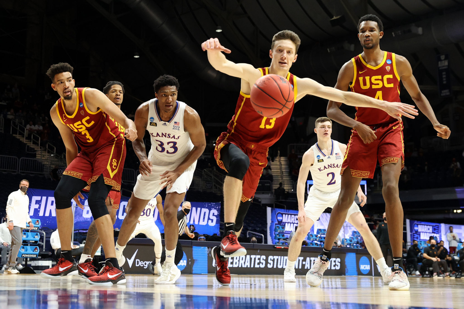 NCAA tournament: Over-under, betting line for USC vs. Oregon - Los