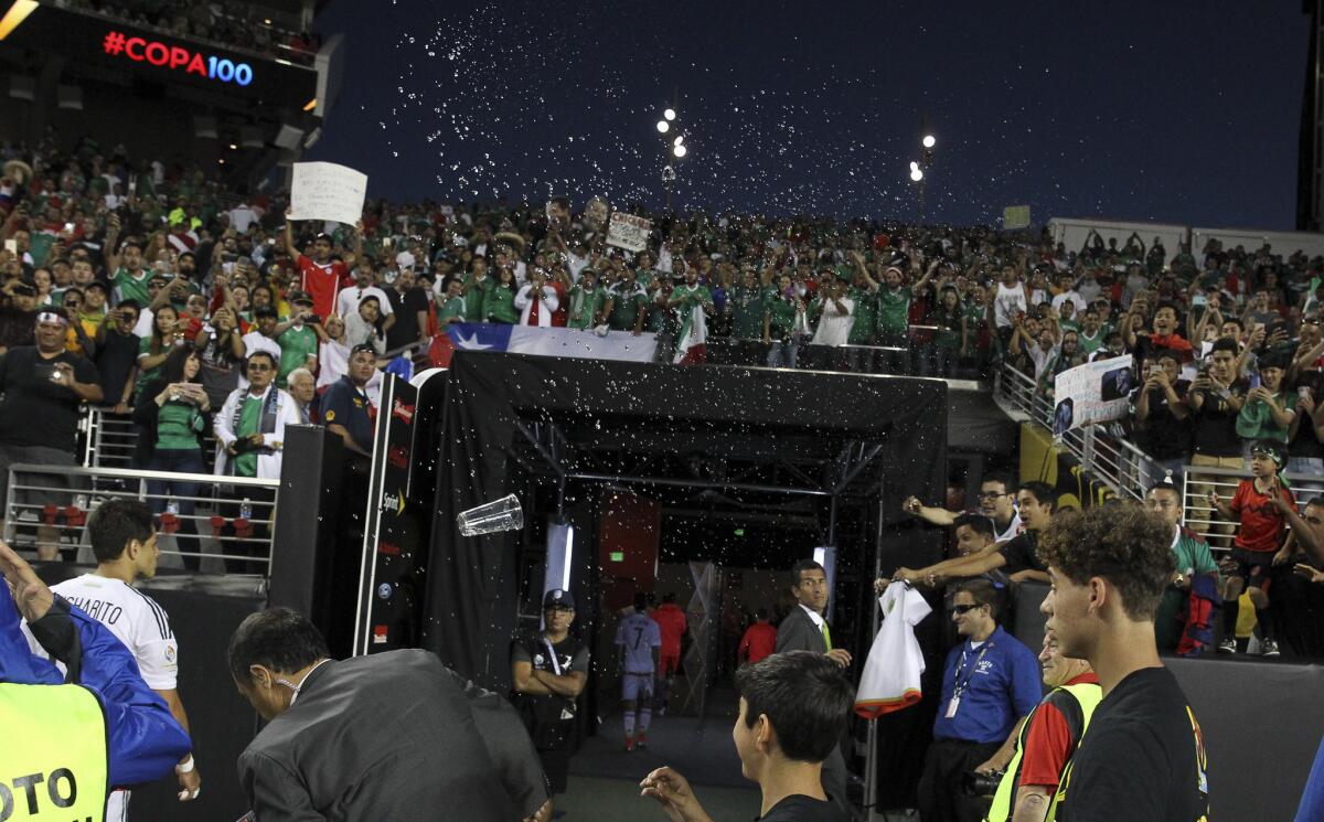 Aficionados mexicanos gritaron insultos al Tri y lanzan objetos al campo, tras la humillación ante Chile, en el Levi's Stadium de Santa Clara, California.
