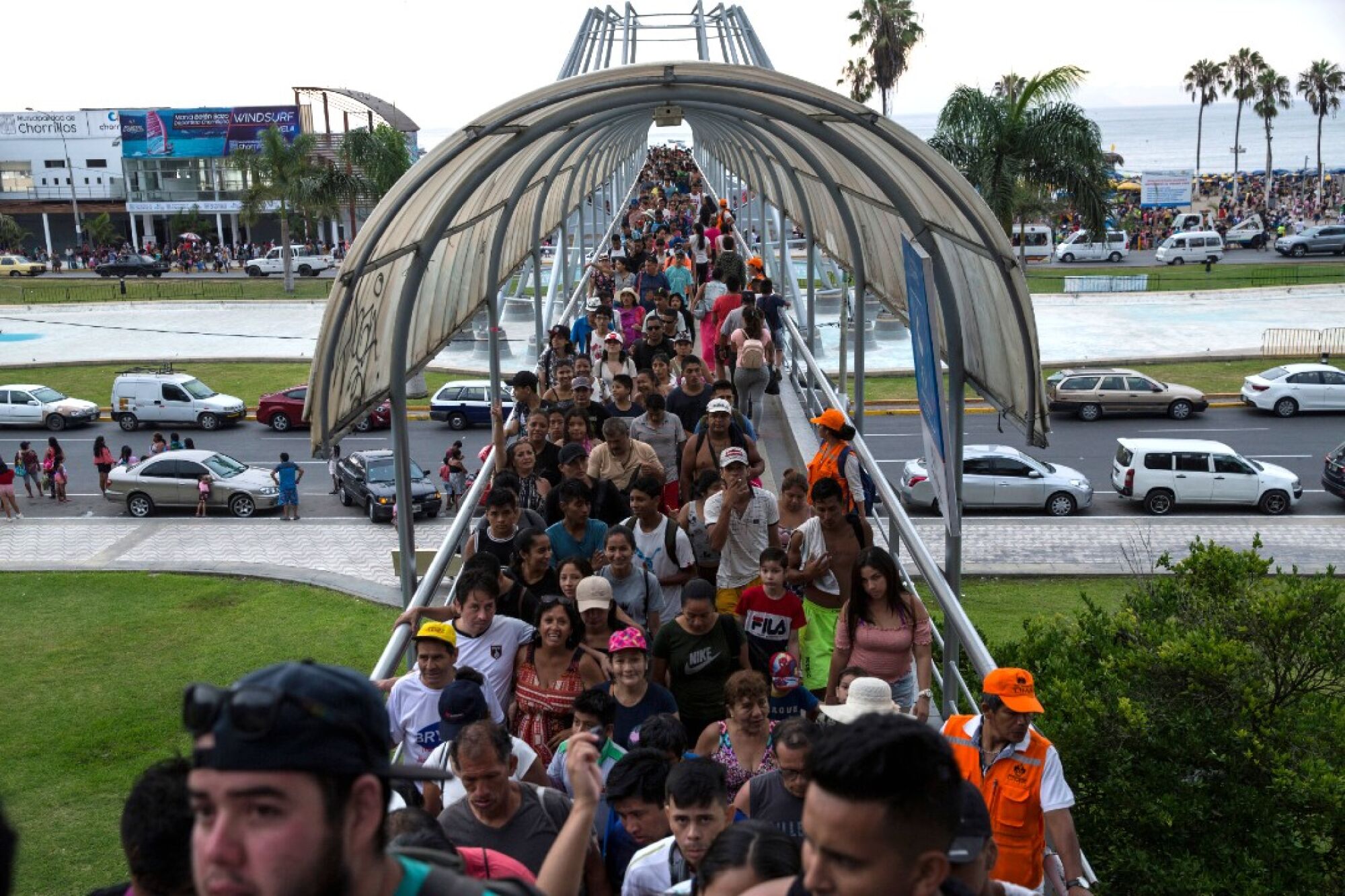 The crowded pedestrian bridge that leads to and from Agua Dulce beach on Feb. 16.