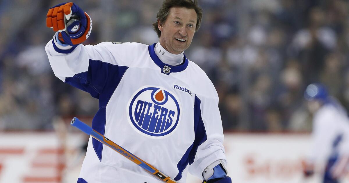 Wayne Gretzky moves back to St. Louis