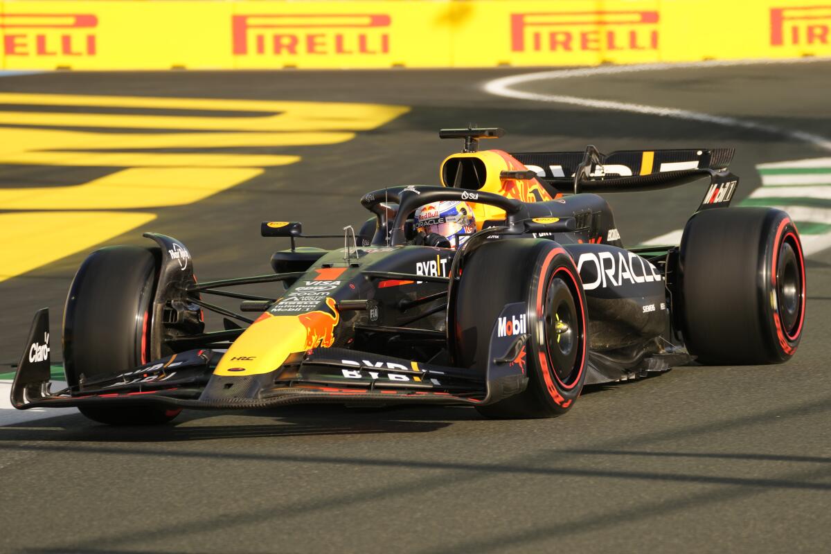 El piloto holandés de Red Bull Max Verstappen maniobra su auto en la primera sesión de práctica del Gran Premio de Arabia Saudí de la Fórmula Uno el jueves 7 de marzo del 2024. (AP Foto/Darko Bandic)