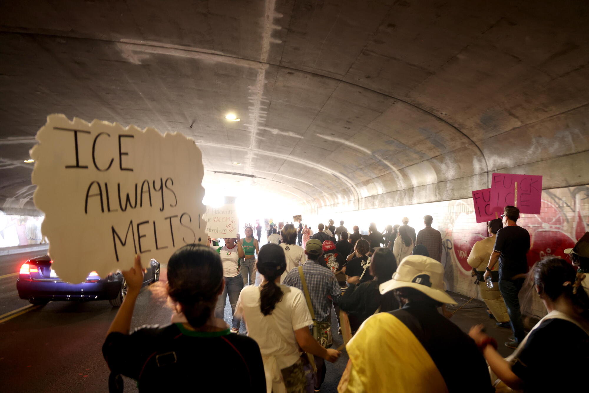 Des centaines de militants et de manifestants défilent sur l'avenue Cesar Chavez, au centre-ville de Los Angeles.
