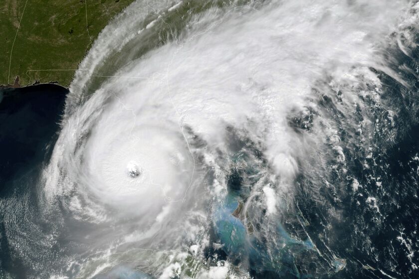 Esta imagen satelital GOES-East GeoColor, tomada el miércoles 28 de septiembre de 2022 y proporcionada por la Oficina Nacional de Administración Oceánica y Atmosférica de Estados Unidos, muestra el vórtice del huracán Ian acercándose a la costa suroccidental de Florida. (NOAA vía AP)