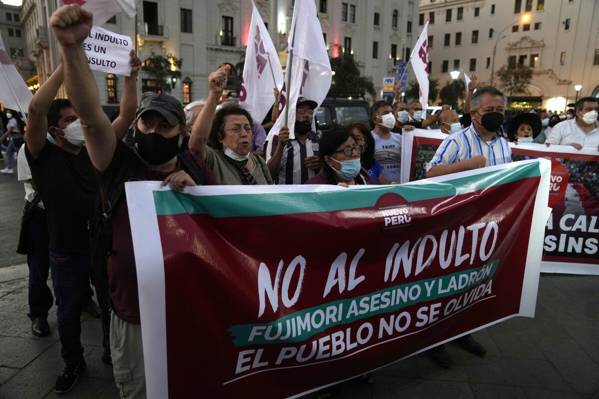 Manifestantes protestan contra la decisión del Tribunal Constitucional de Perú