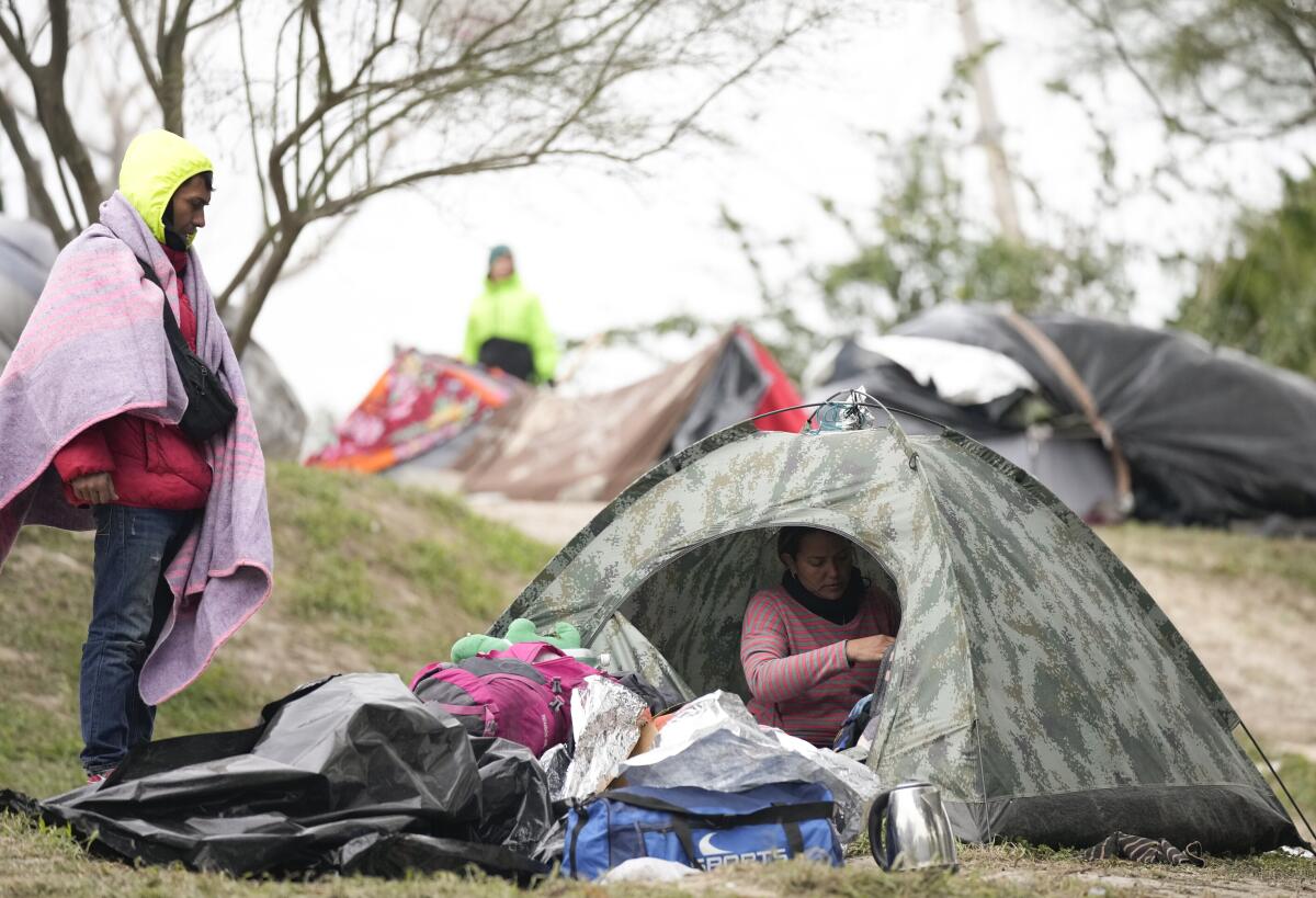 ARCHIVO - Migrantes de Venezuela se preparan para ser reubicados en un albergue para refugiados,