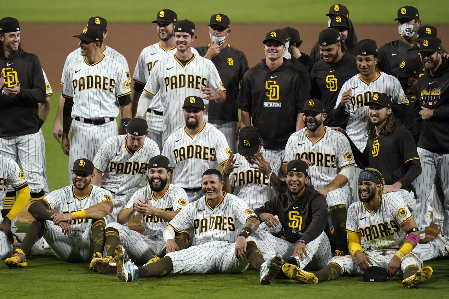 Padres wrap up 5th seed in NL playoffs, beating Giants 6-2