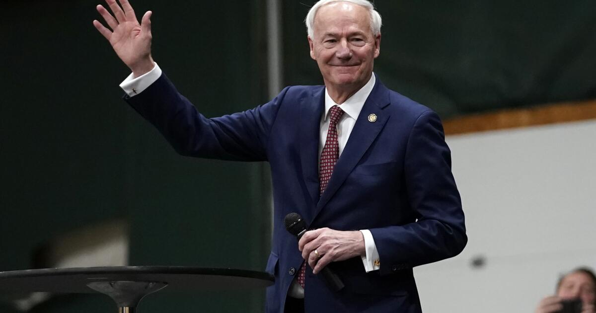 Exgobernador de Arkansas, Asa Hutchinson, abandona candidatura presidencial tras caucus de Iowa