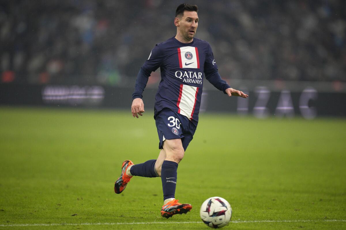Lionel Messi del Paris Saint-Germain controla el balón durante el partido contra Marsellla
